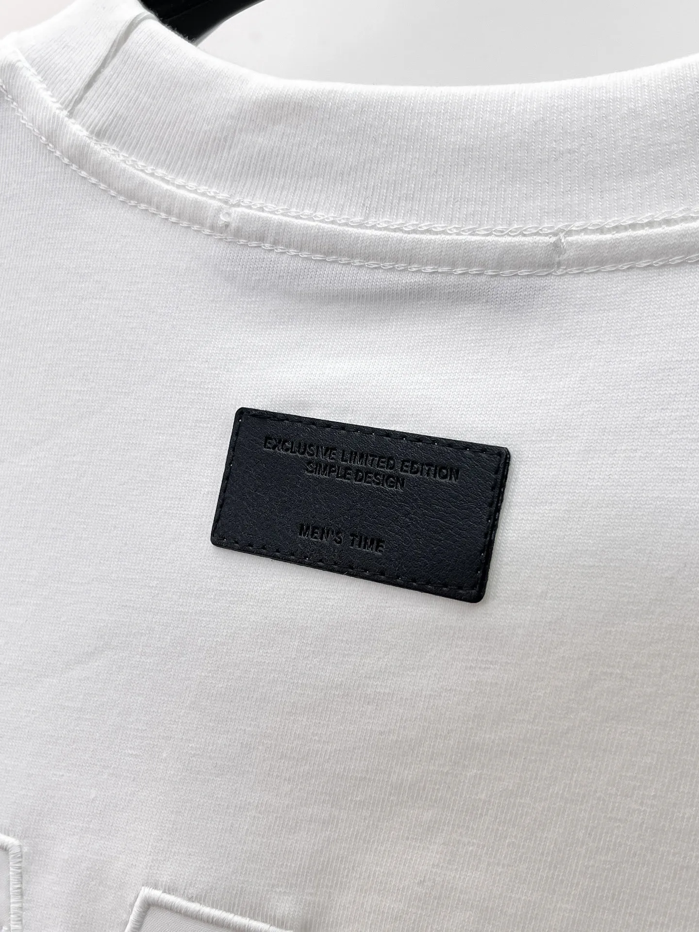 Balenciaga's high-end top-quality products 🐮2026 Spring and Summer New Arrival first counter, the latest New Arrival short-sleeved round neck T-shirt, Premium customized design, avant-garde and fashionable! Brand logo heavy craftsmanship design Premium customized 260g fabric. Soft to the touch. Comfortable to wear. Counter-level exquisite stitching. Fine workmanship. The upper body effect is incomparably handsome! A must-have item for men and women with the same style! Sizes: S~XXL When placing an order, please state your height and weight. The maximum wearing size is 210 pounds (one size larger)